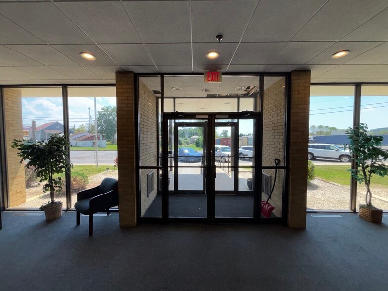 More Photos Of 20 N Front St, Bally Distribution For Sale