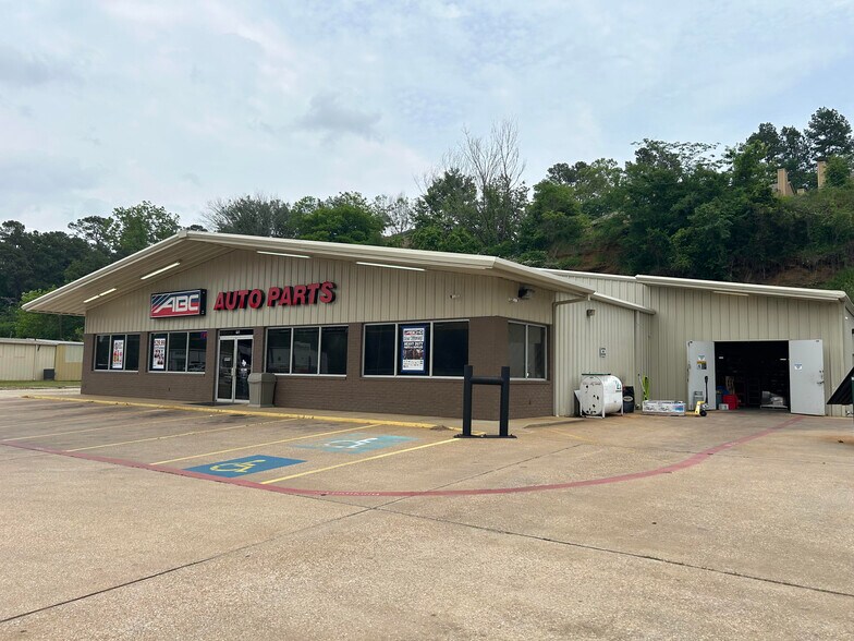More Photos Of 716 N University Dr, Nacogdoches Freestanding For Lease