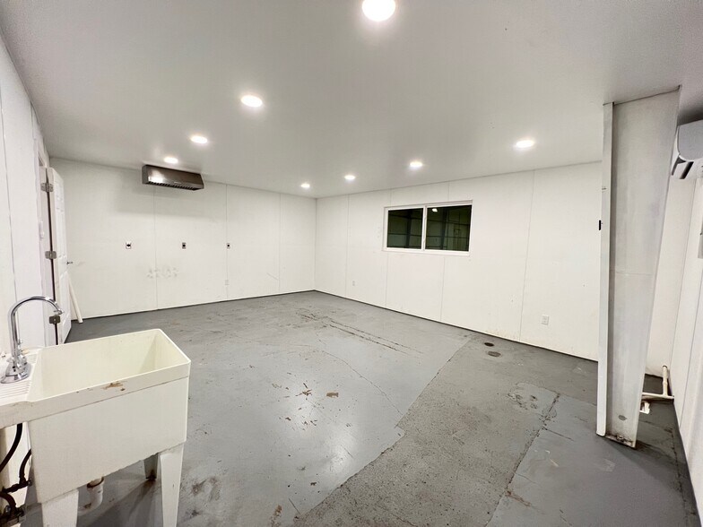 More Photos Of 1113 S 3rd St, Rogers Distribution For Lease