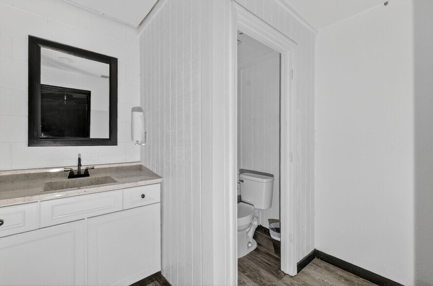 More Photos Of 1130 E North Blvd, Leesburg Freestanding For Lease