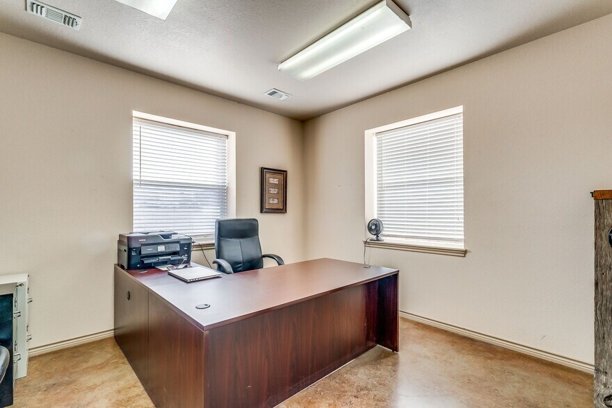 More Photos Of 3997 N US Highway 287, Alvord Warehouse For Lease