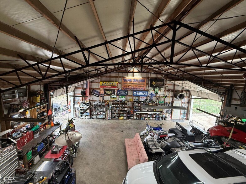 More Photos Of 615 W Benton St, Buffalo Flex For Sale