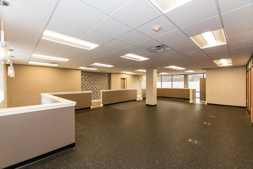 More Photos Of 33 Highland Ave, Needham Storefront For Lease