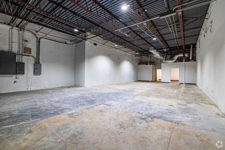 More Photos Of 325 Gold St, Garland Warehouse For Lease