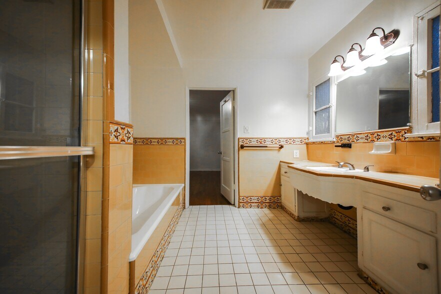More Photos Of 147 N Detroit St, Los Angeles Apartments For Sale