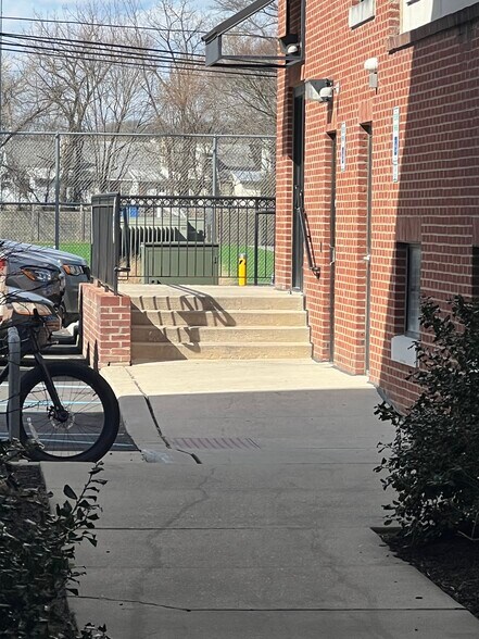 More Photos Of 108 E Main St, Newark Freestanding For Lease