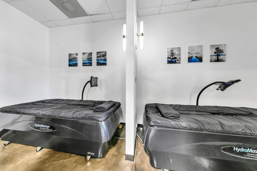 More Photos Of 2500 S Ferdon Blvd, Crestview Storefront For Lease