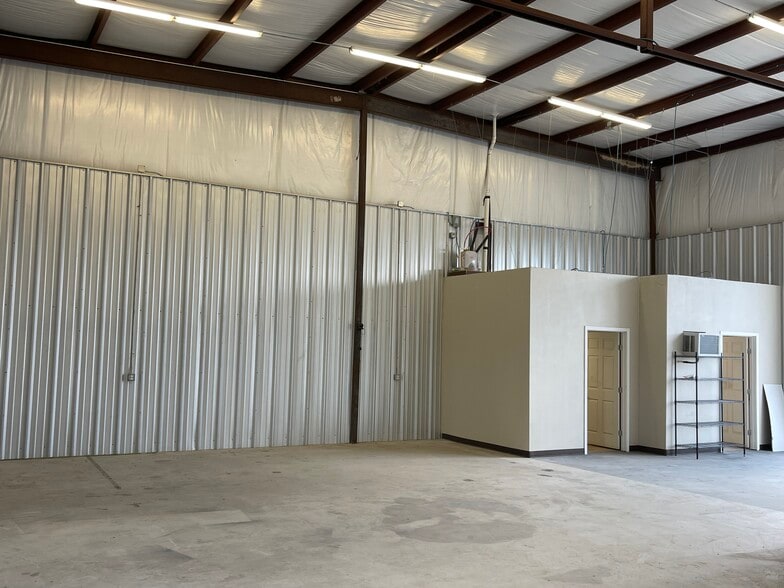 More Photos Of 314 Northridge Rd, Marble Falls Warehouse For Lease