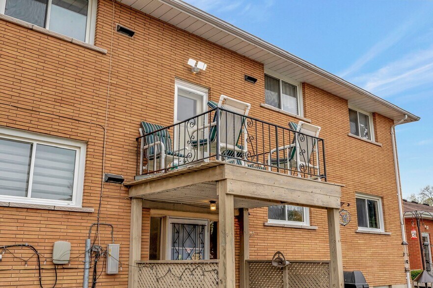 More Photos Of 52 Hampton St, Brantford Apartments For Sale