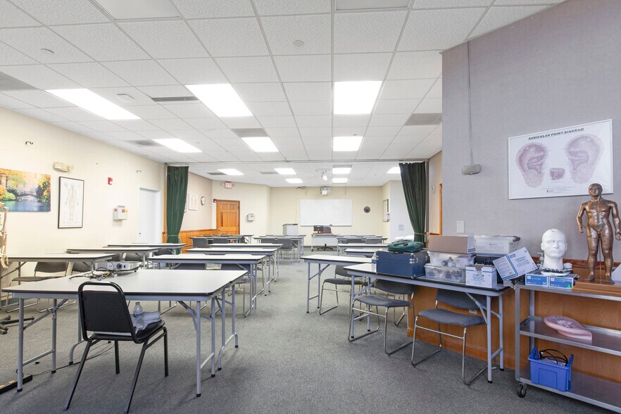 More Photos Of 3808 N Tamiami Trl, Sarasota Medical For Sale