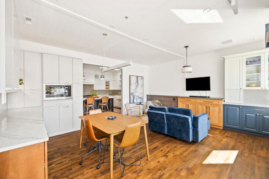 More Photos Of 206 NE 80th Ave, Portland Office For Sale