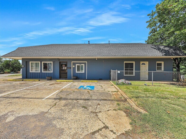 Primary Photo Of 1201 W Nelson St, Denison Flex For Sale