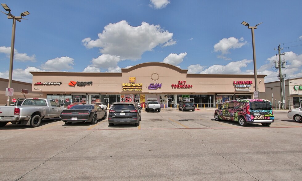 More Photos Of 9441 Cullen Blvd, Houston Unknown For Lease