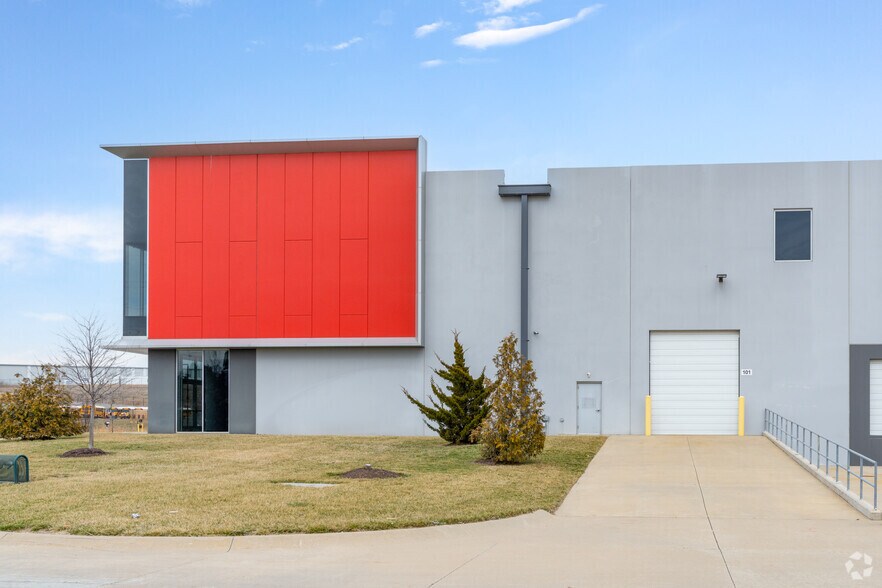 More Photos Of 5400 N Hanley Rd, Saint Louis Warehouse For Lease