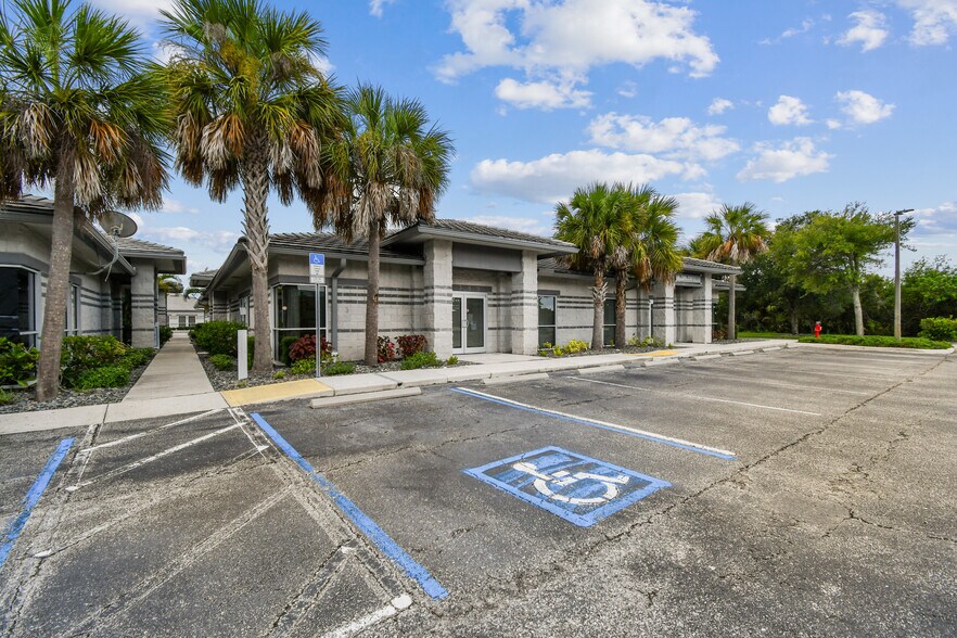 More Photos Of 7300-7313 E Professional Pky, Lakewood Ranch Medical For Sale