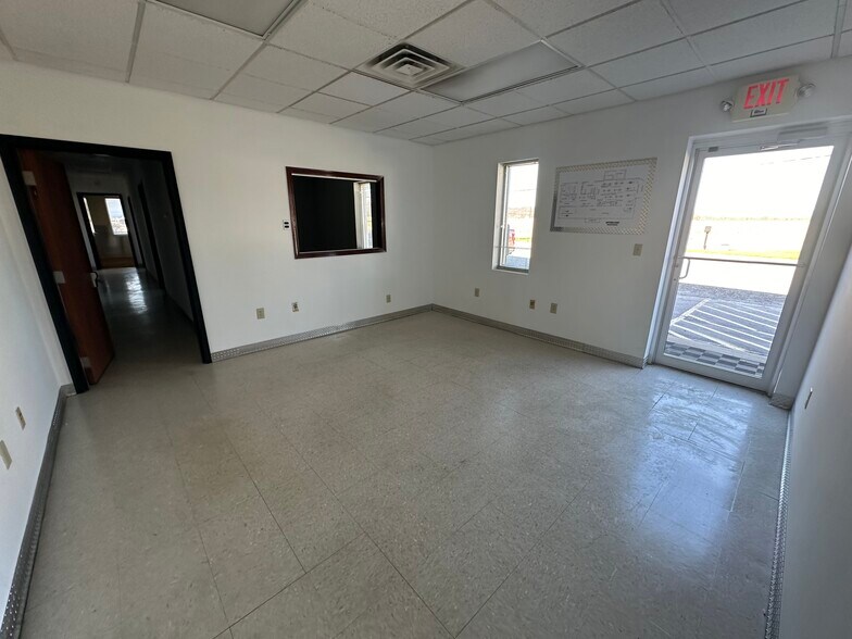 More Photos Of 1701 W County Line Rd, Springfield Manufacturing For Lease