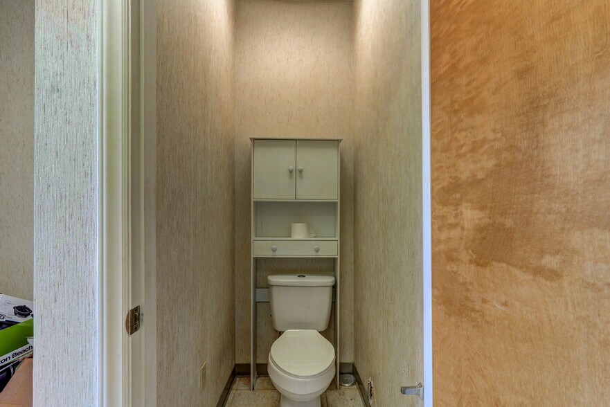 More Photos Of 247 W Kings Hwy, Eden Storefront Retail Office For Sale