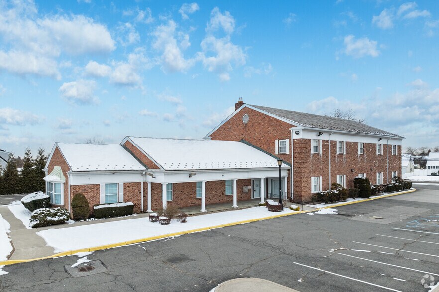 More Photos Of 195 Merritts Rd, Farmingdale Office For Lease