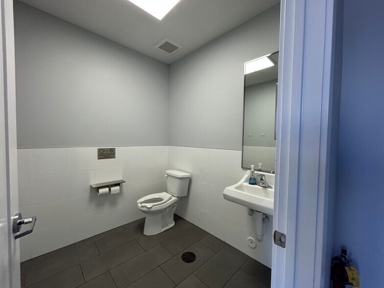 More Photos Of 564 W 700 S, Pleasant Grove Office For Lease