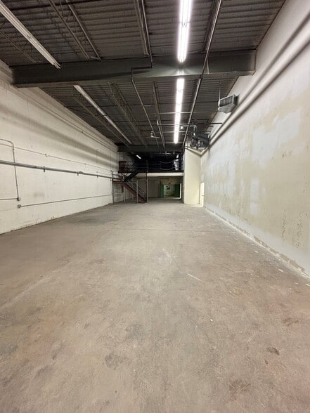 More Photos Of 135 Prestige Park Cir, East Hartford Light Manufacturing For Sale