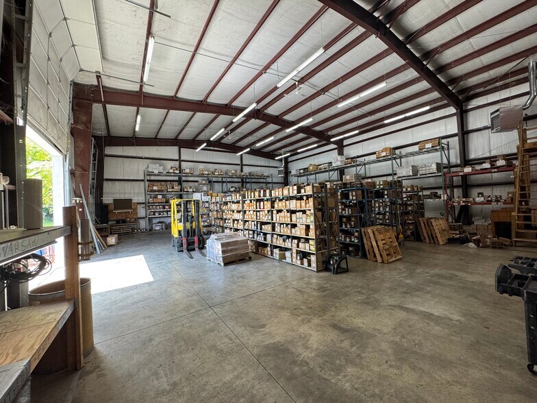 More Photos Of 117 Enterprise Dr, Warsaw Warehouse For Lease