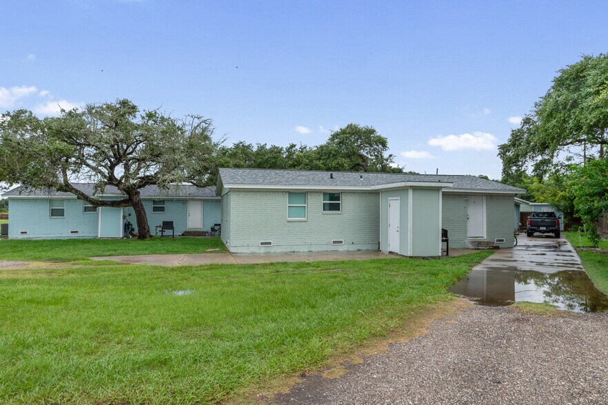 More Photos Of 1300 N Live Oak St, Rockport Multifamily For Sale