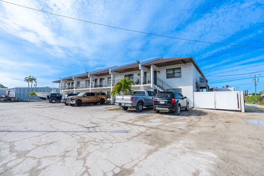More Photos Of 2700 Evans Ave, Fort Myers Light Manufacturing For Lease