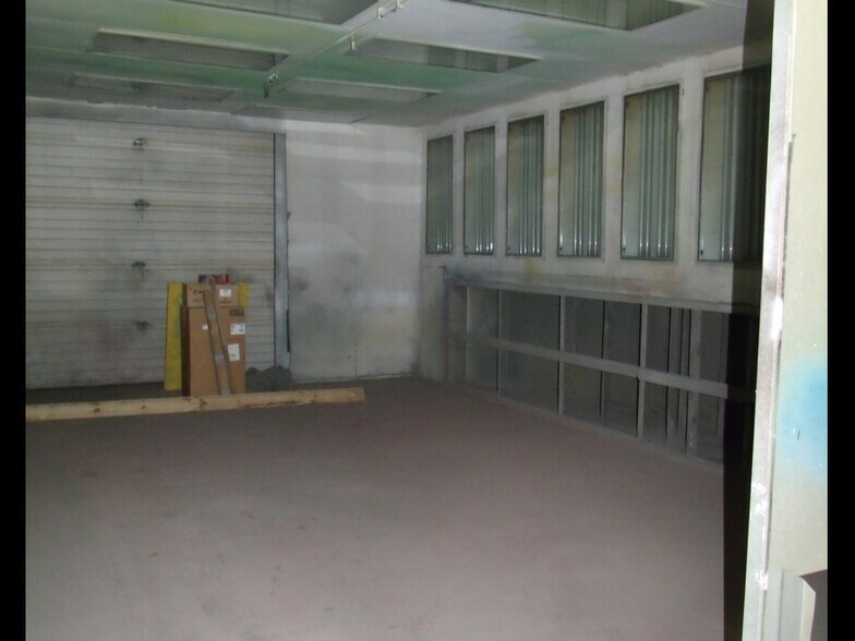 More Photos Of 411 Holmes St, Frankfort Light Distribution For Sale