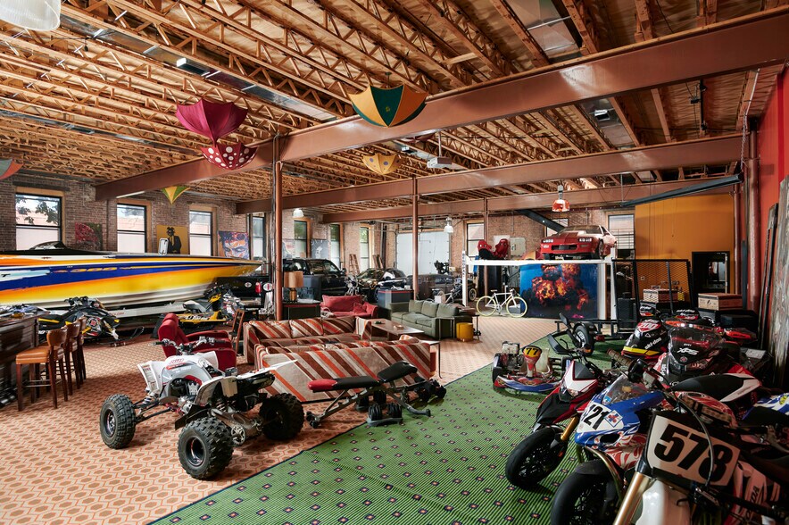 More Photos Of 128 N Campbell Ave, Chicago Showroom For Lease