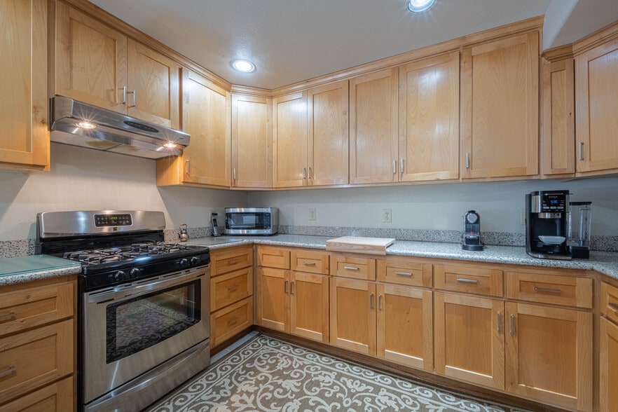 More Photos Of 6 S Wood St, Salinas Hotel For Sale