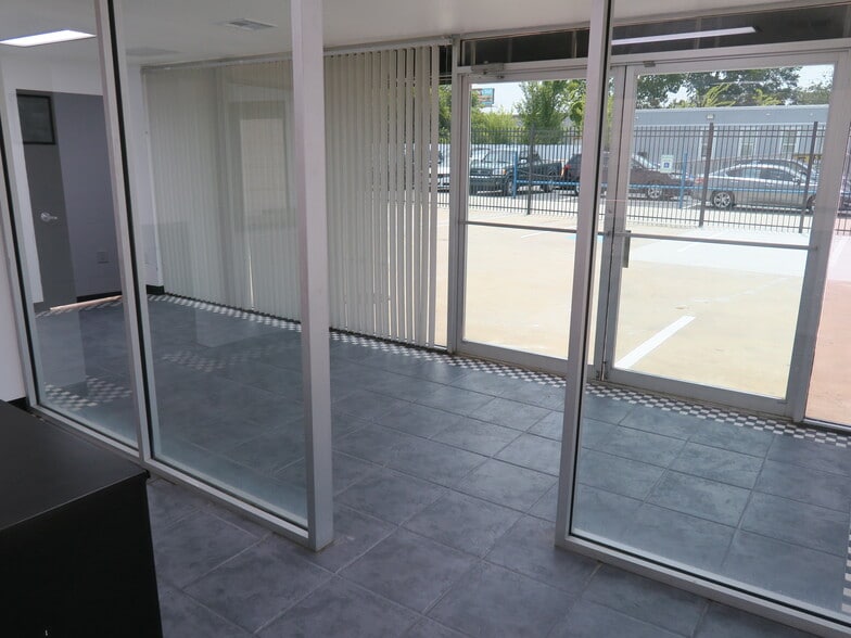 More Photos Of 5711 Star Ln, Houston Service For Lease