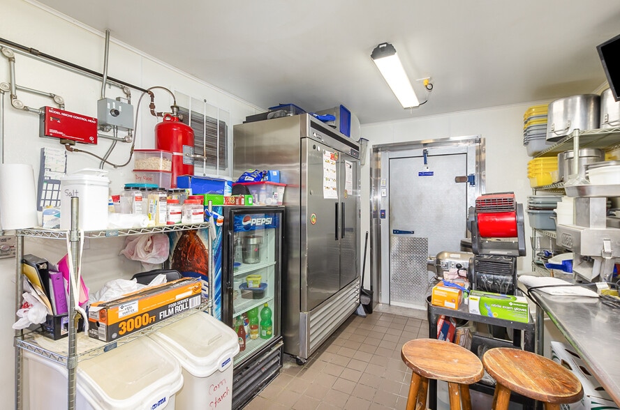 More Photos Of 9743 N Greenville Rd, Lakeview Restaurant For Sale