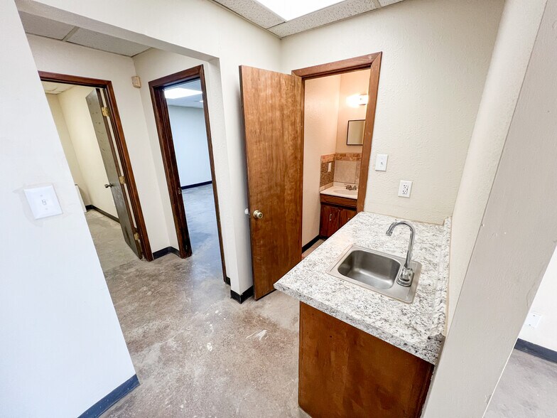 More Photos Of 1304A Dayton Rd, Midland Warehouse For Lease