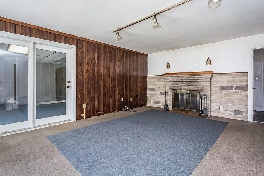 More Photos Of 105 Hartford Tpke, Shrewsbury Office Residential For Sale