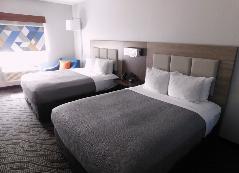 More Photos Of 1823 W Reynolds St, Pontiac Hotel For Sale