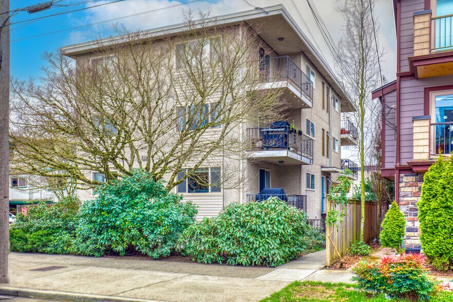 More Photos Of 617 N 49th St, Seattle Apartments For Sale