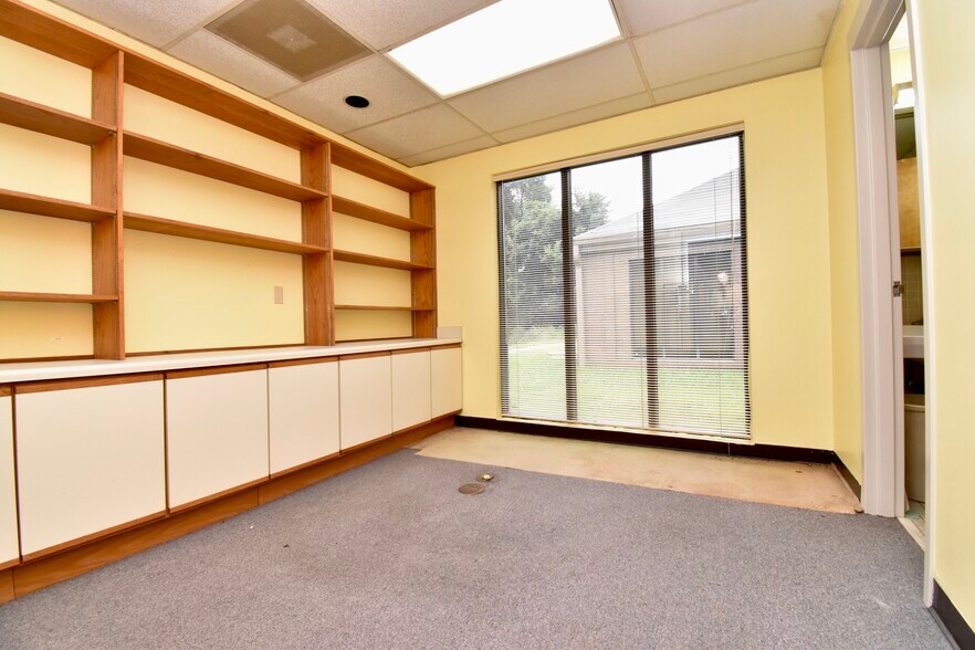 More Photos Of 810 Newman Dr, Helena Office For Sale