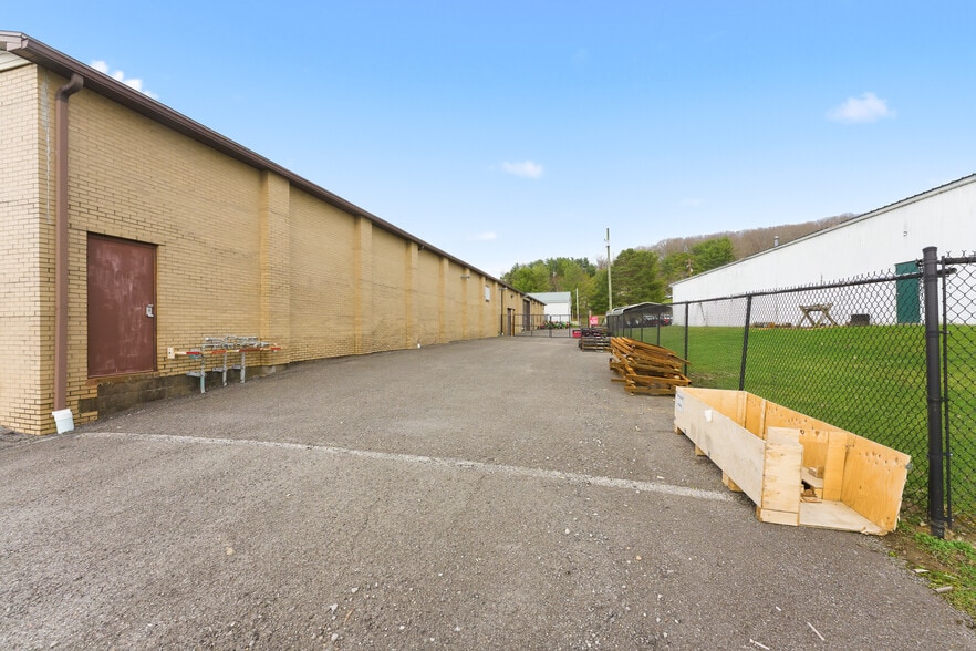 More Photos Of 1117 Willow Dr, Waynesburg Warehouse For Sale