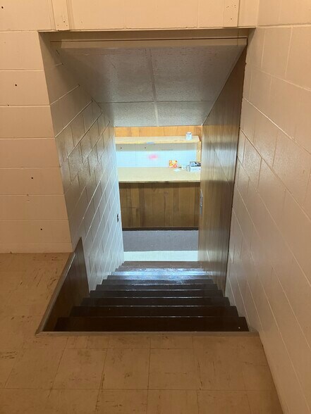 More Photos Of 211 W 1st St, Dixon General Retail For Sale
