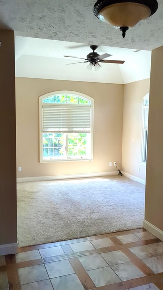More Photos Of 104-112 White Rock Rd, Billings Specialty For Lease