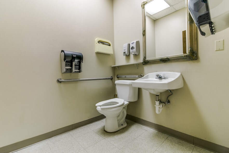 More Photos Of 2231 Peggy Ln, Garland Medical For Sale