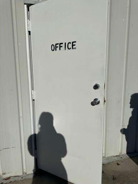 More Photos Of 18715 Colonial Dr, Orlando Warehouse For Lease