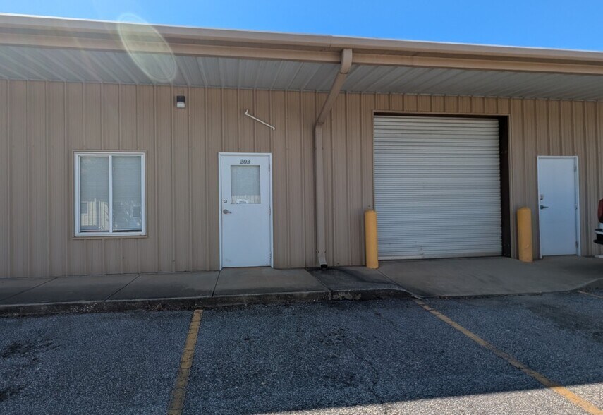 More Photos Of 1975 Mall Blvd, Auburn Warehouse For Lease