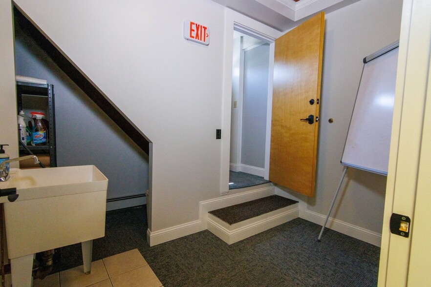 More Photos Of 114 High St, Wareham Office For Sale