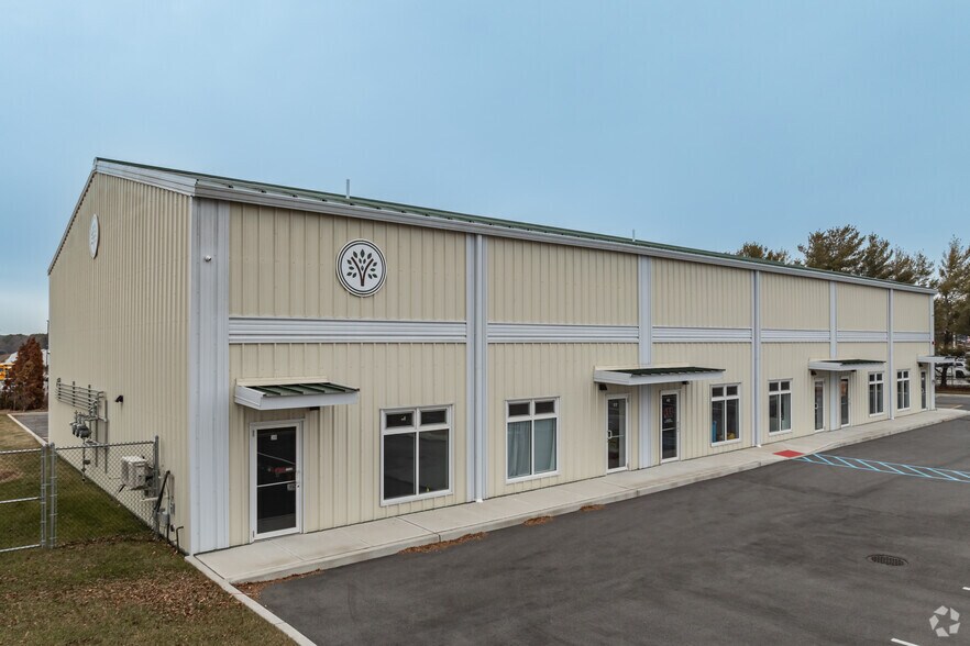 More Photos Of 313 Edwards Ave, Calverton Distribution For Lease