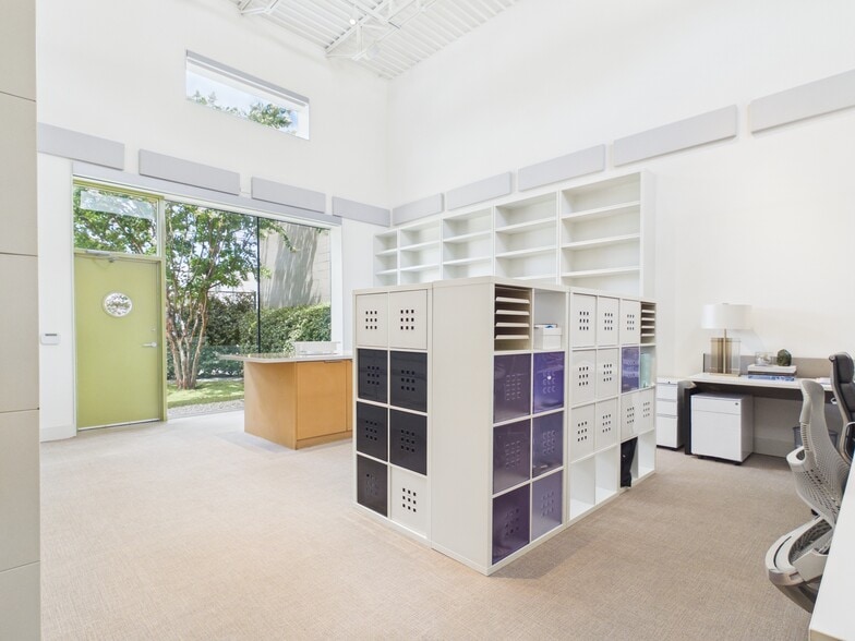 More Photos Of 1111 Lagoon Dr, Dallas Office For Sale