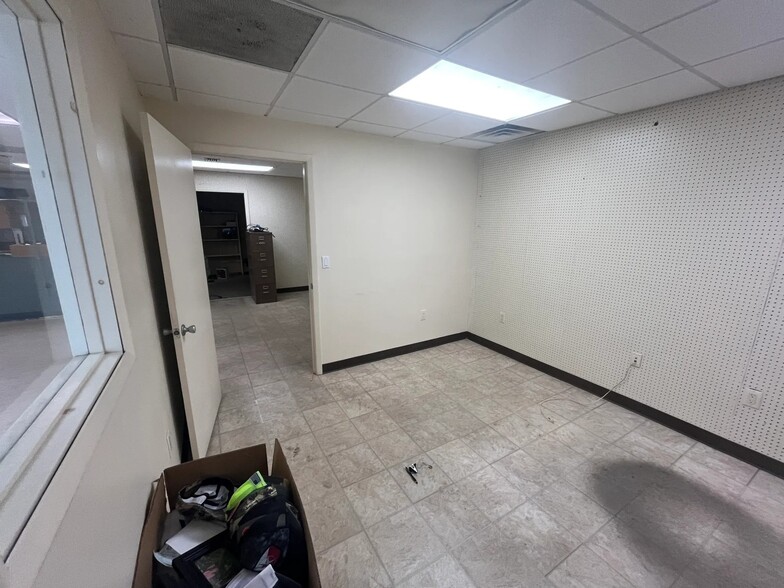 More Photos Of 1734 5th St, Bradenton Warehouse For Lease