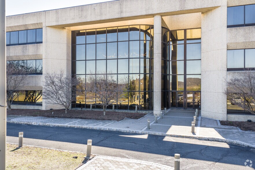 More Photos Of 53 Frontage Rd, Hampton Office For Sale