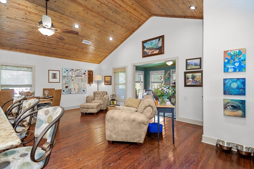 More Photos Of 310 N Mound St, Nacogdoches Flex For Sale