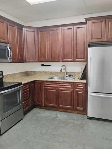 More Photos Of 8807 Thornton Rd, Stockton Office For Lease